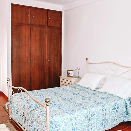 Spacious House At Nazaré